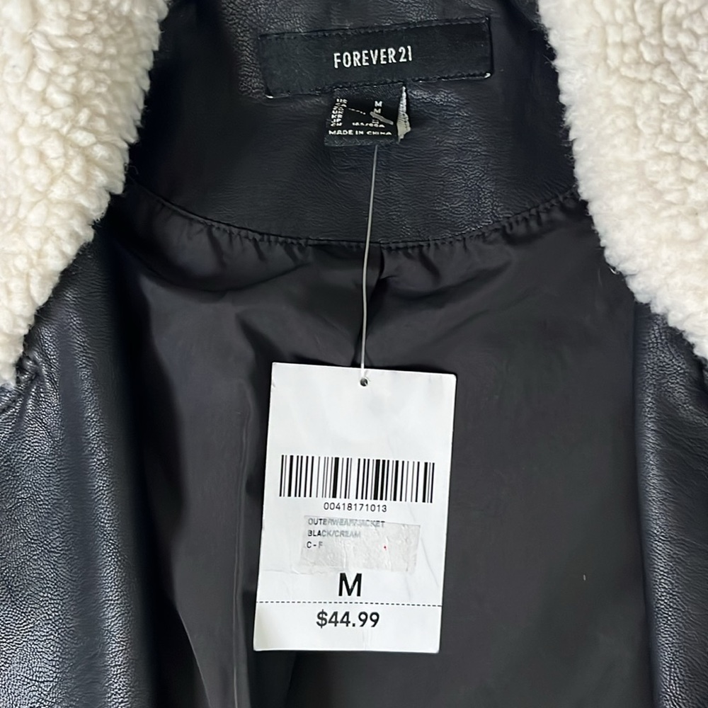 FOREVER 21 Woman’s outerwear leather jacket with removable faux fur collar - Picture 3 of 5
